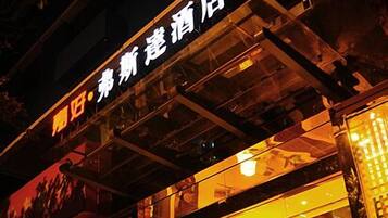Bagian depan properti - sore/malam