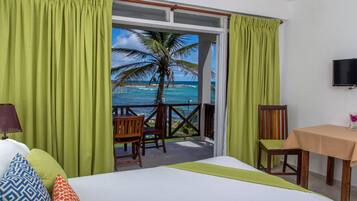 Estudio Prestigio, 1 cama Queen size, vista al océano | Camas Tempur-Pedic y caja de seguridad en la habitación