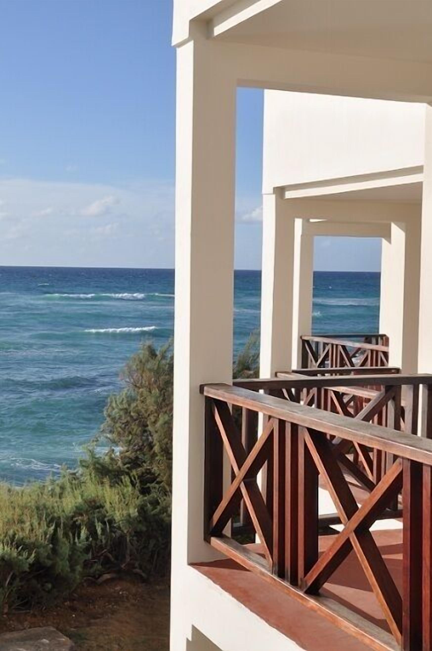 Een balkon met uitzicht op de oceaan.
