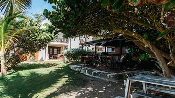 Een terras met buitenmeubels en een pad van stenen.