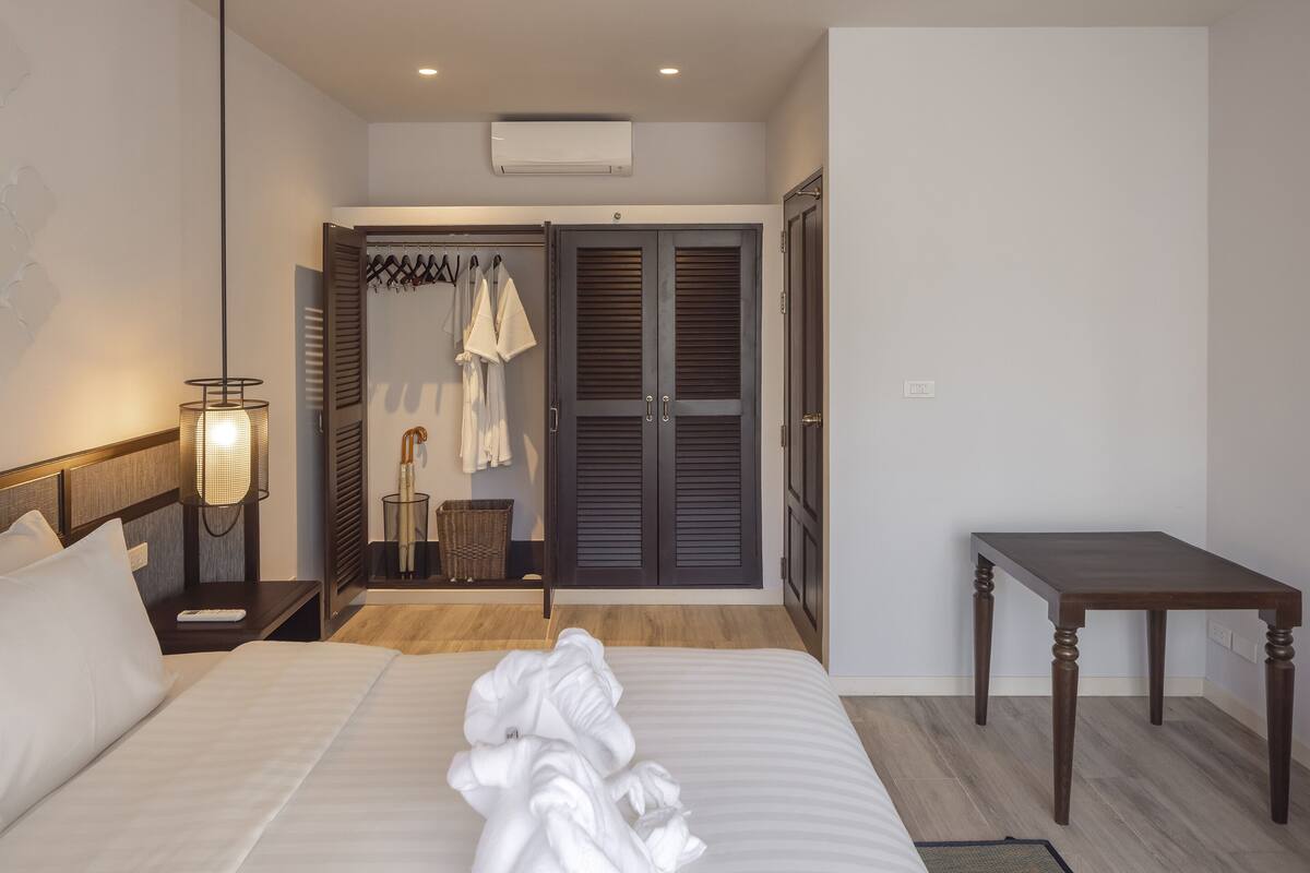 suite, 1 bedroom | minibar, in-room safe, individually decorated, individually furnished