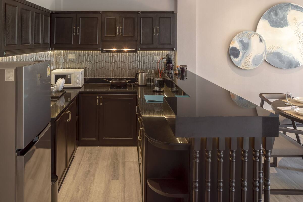 fridge, coffee/tea maker