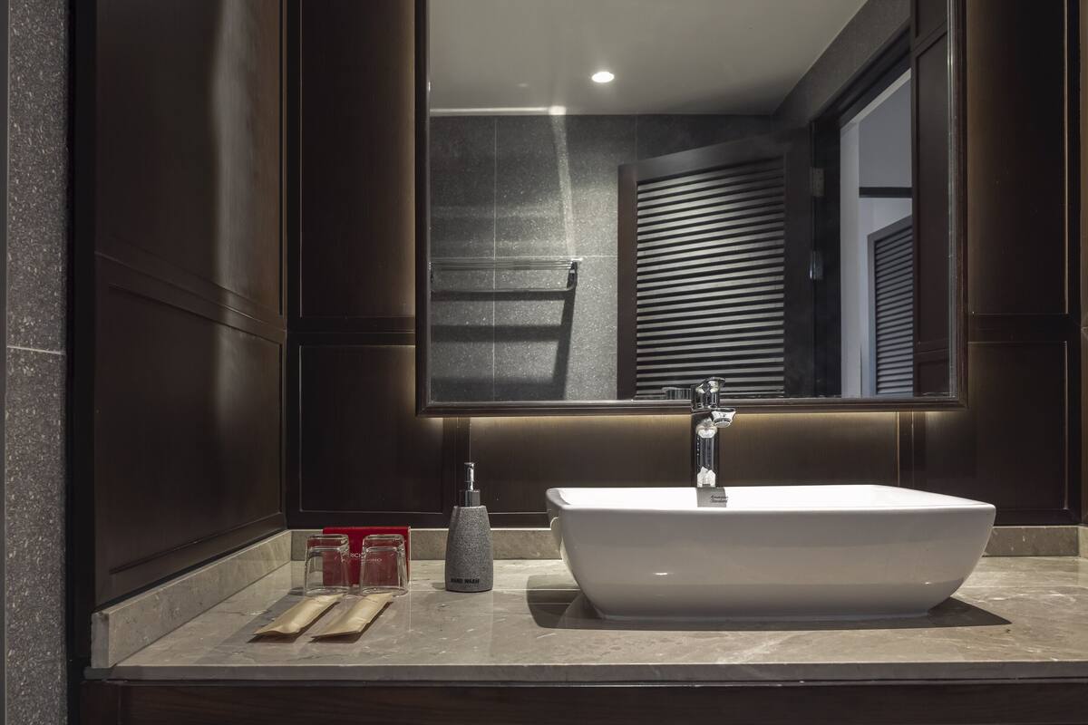 suite, 1 bedroom | bathroom | shower, free toiletries, hair dryer, bathrobes