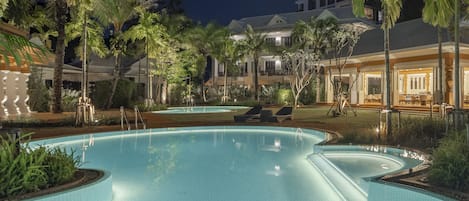 Outdoor pool, pool loungers