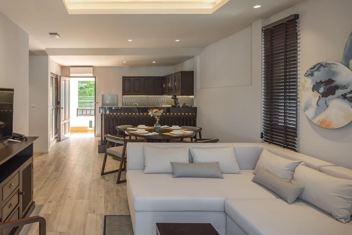 suite, 2 bedrooms | living area | 32-inch lcd tv with cable channels, tv