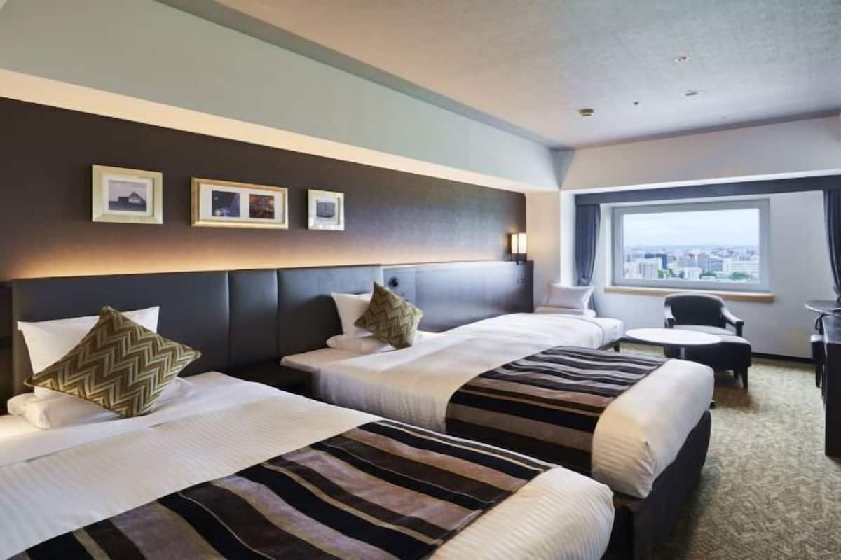 Down comforters, in-room safe, free WiFi, bed sheets