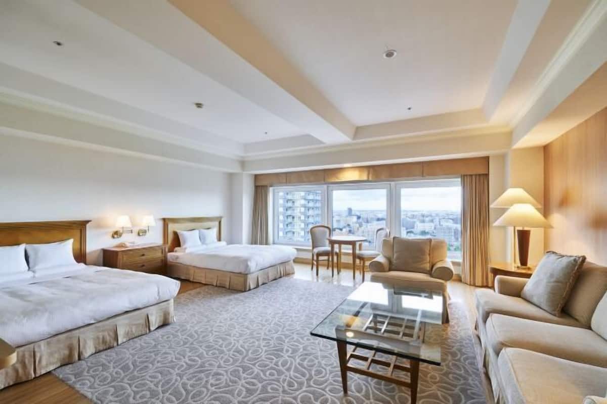 Down comforters, in-room safe, free WiFi, bed sheets
