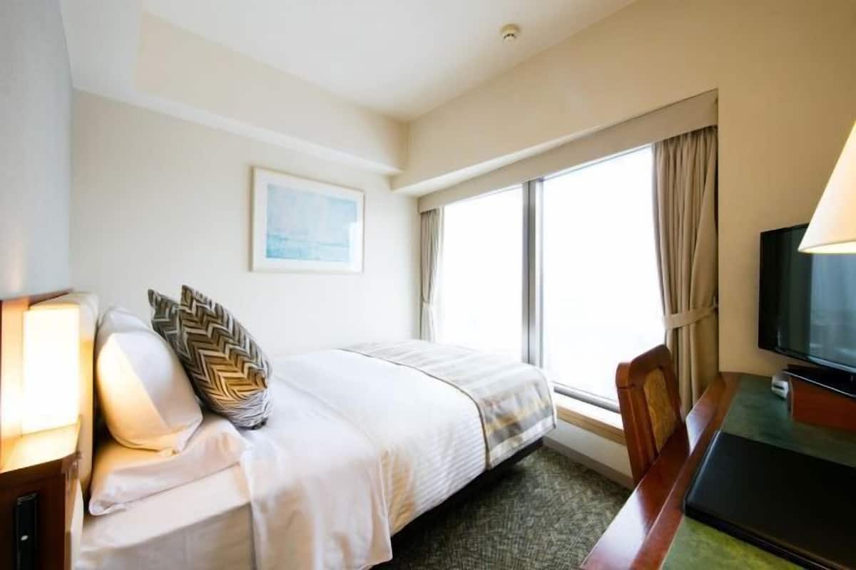 Down comforters, in-room safe, free WiFi, bed sheets