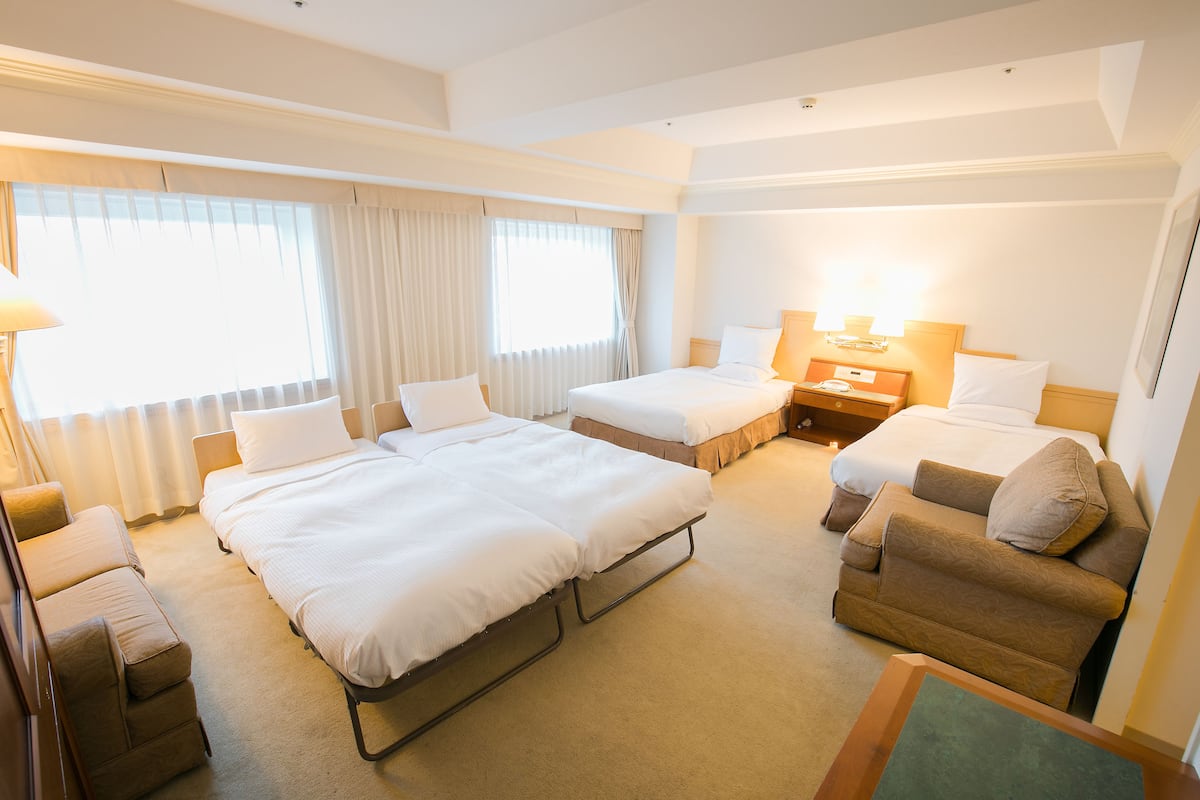 Down comforters, in-room safe, free WiFi, bed sheets
