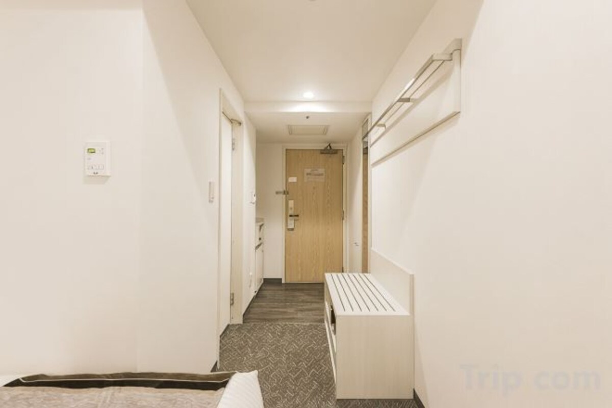 Down comforters, in-room safe, WiFi (free), bed sheets
