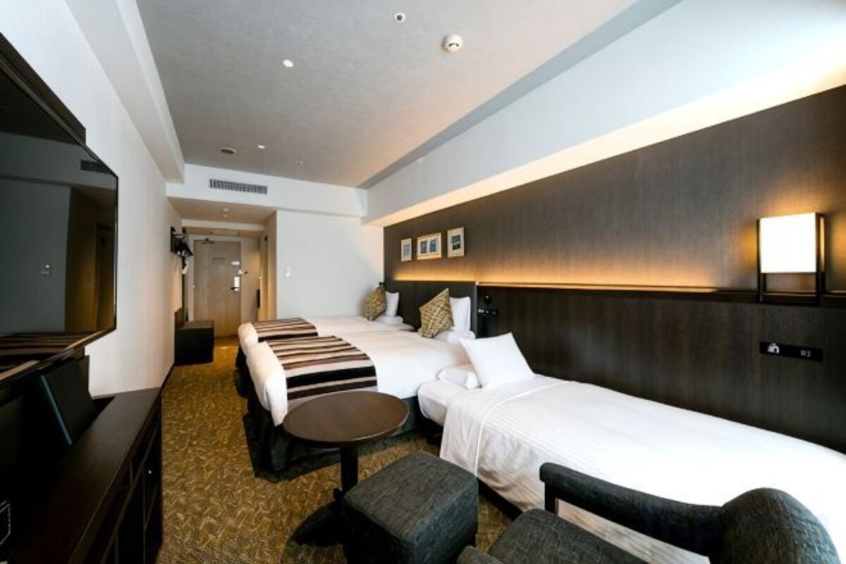 Down comforters, in-room safe, WiFi (free), bed sheets