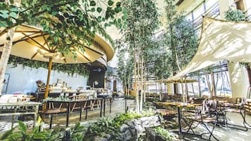 4 restaurantes, se sirven desayunos, comidas, cenas y cocina japonesa