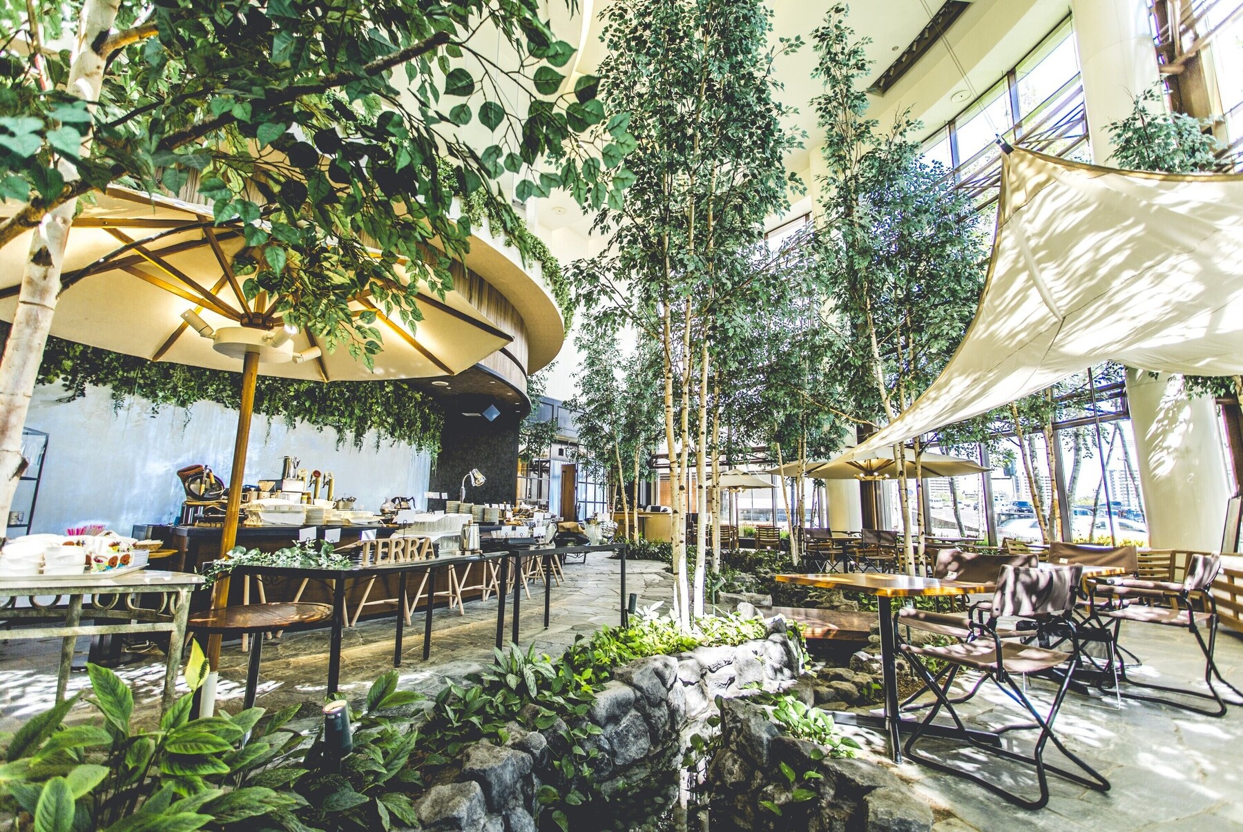 4 restaurants; breakfast, lunch, and dinner served
