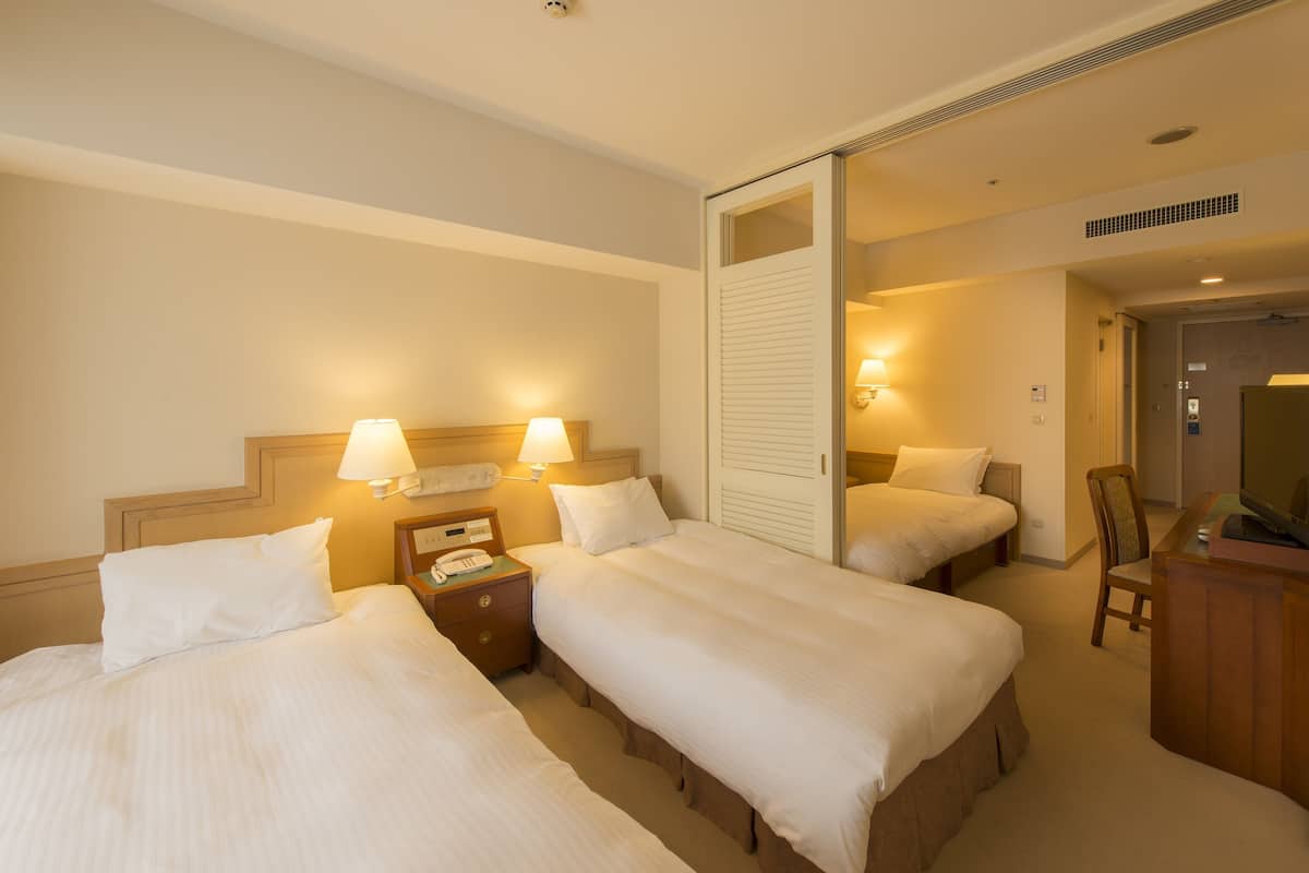 Down comforters, in-room safe, free WiFi, bed sheets