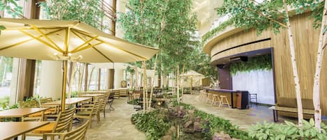 4 restaurants, breakfast, lunch, dinner served; Japanese cuisine
