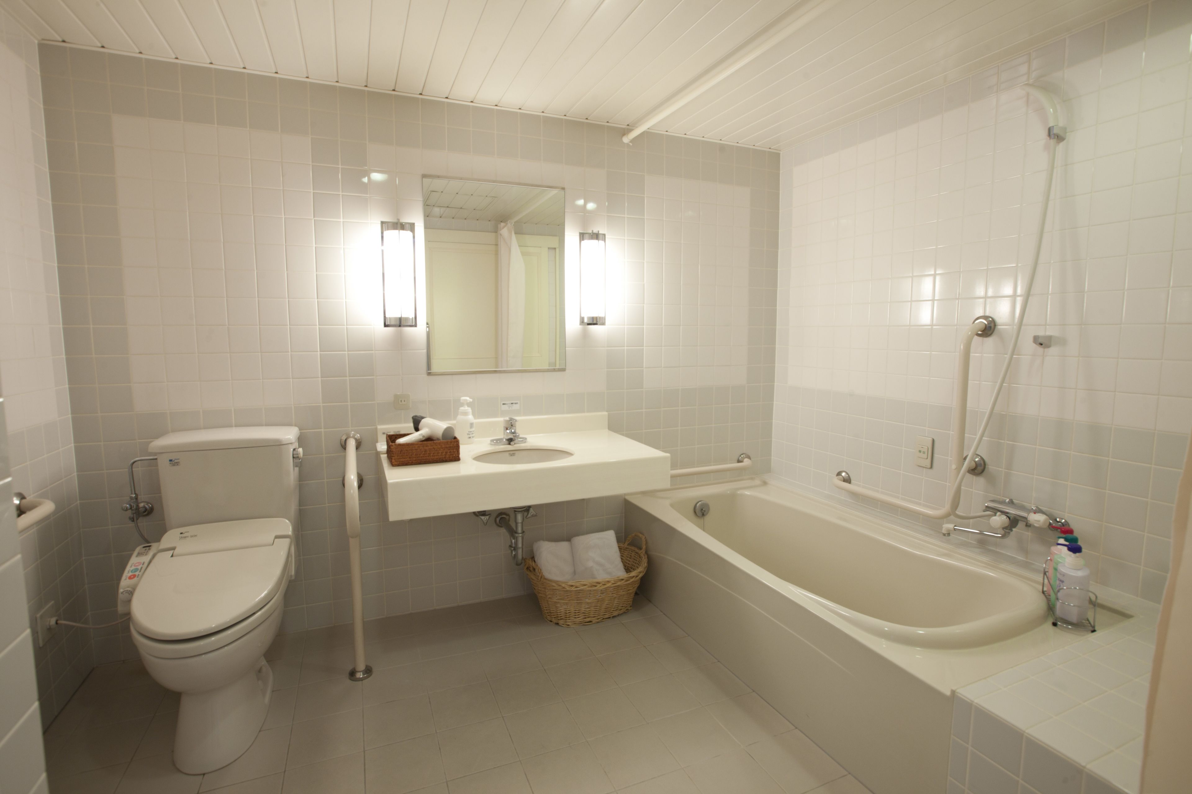 combined shower/bathtub, deep-soaking bathtub, free toiletries