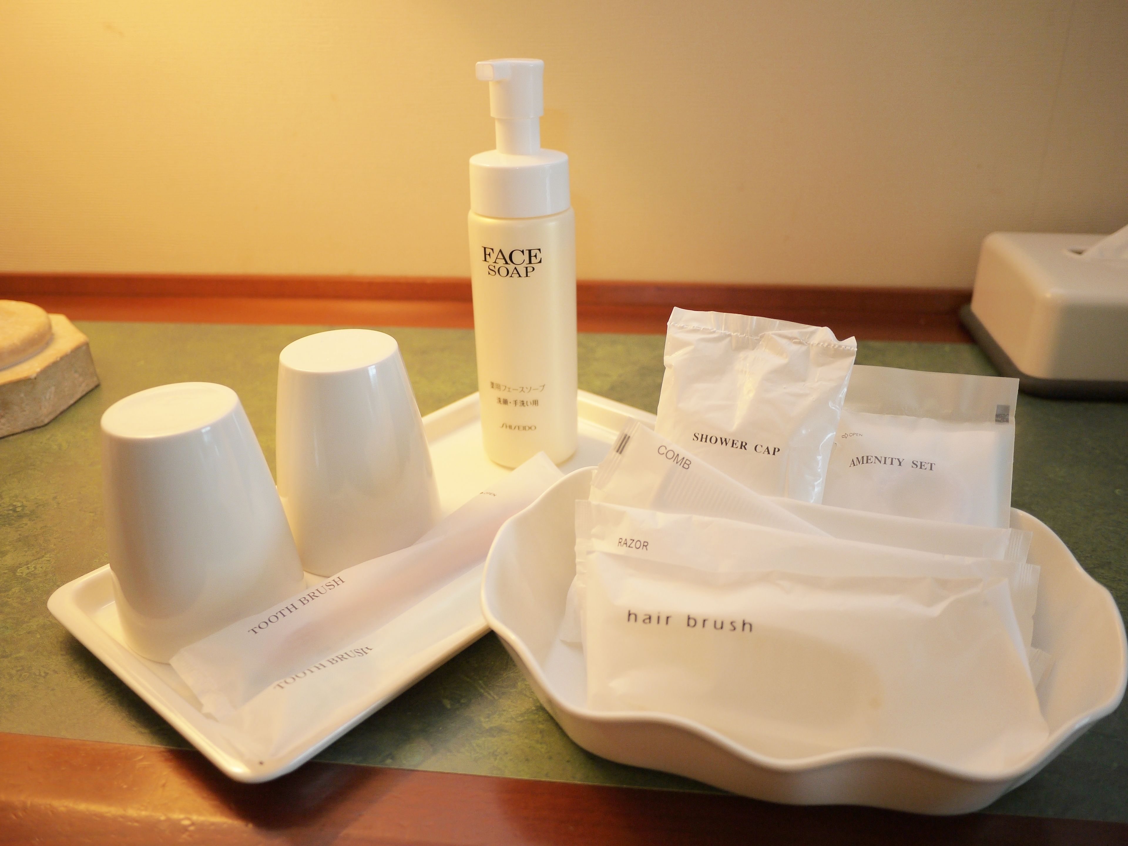 combined shower/bathtub, deep-soaking bathtub, free toiletries