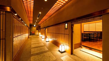 4 restaurants; breakfast, lunch and dinner served