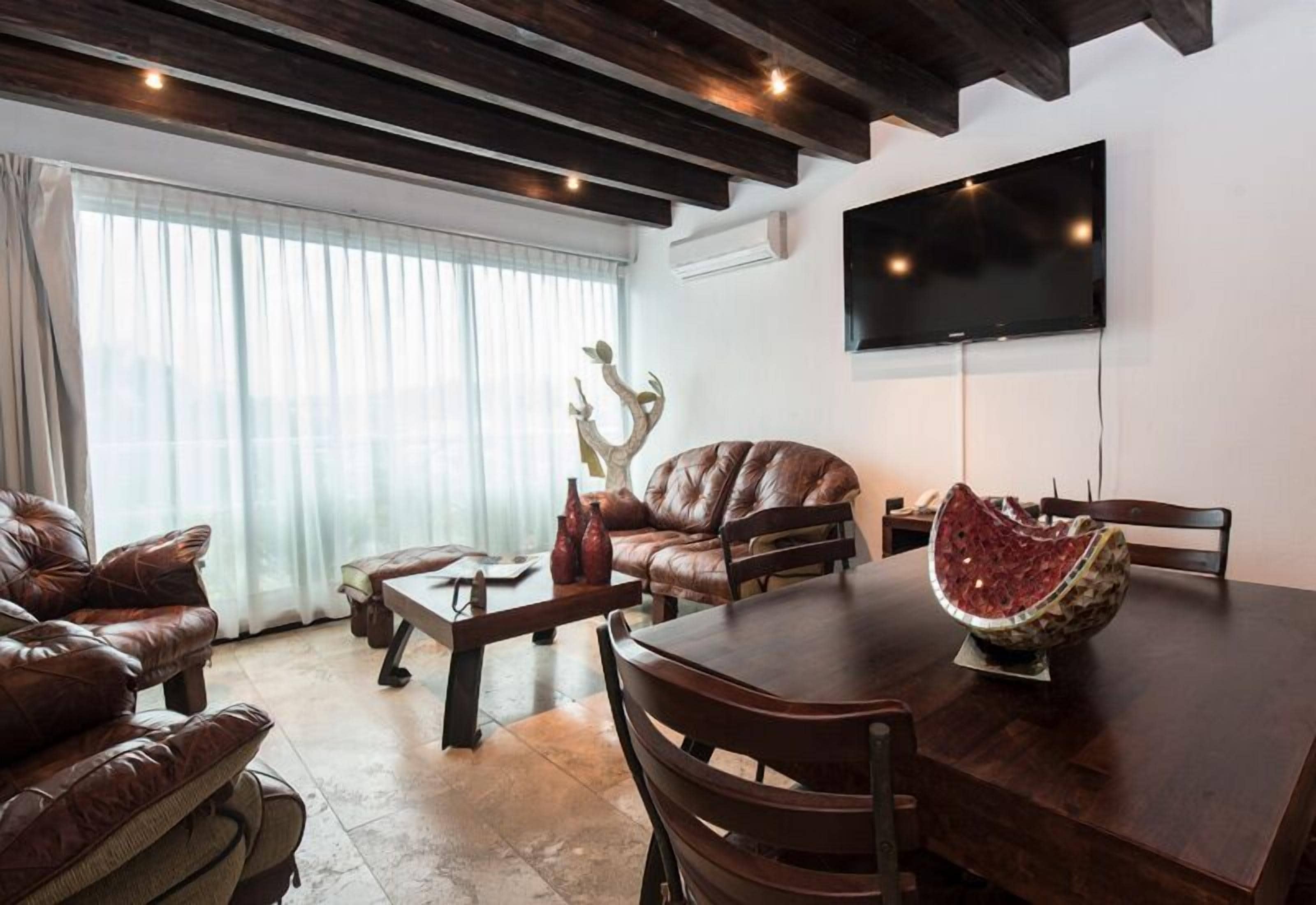 Habitación Grand | Área de sala de estar | Televisión de plasma de 32 pulgadas con canales vía satélite 