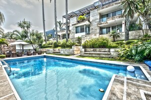 Una piscina al aire libre