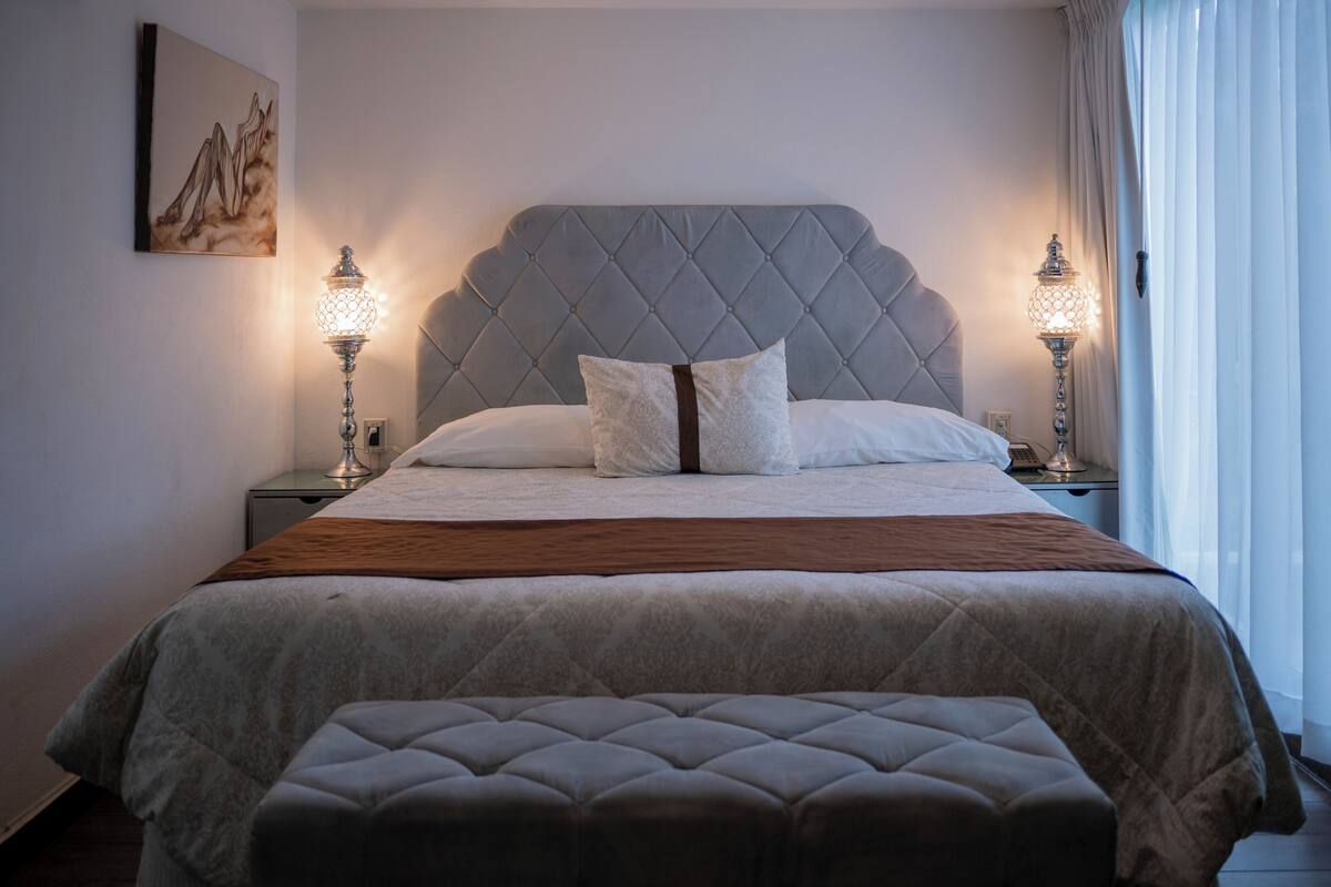 Standard Room, 1 King Bed | Premium bedding, down duvets, pillow-top beds, minibar