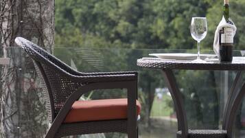 Suite, balcón | Ropa de cama de alta calidad, edredón, camas con pillow-top y minibar