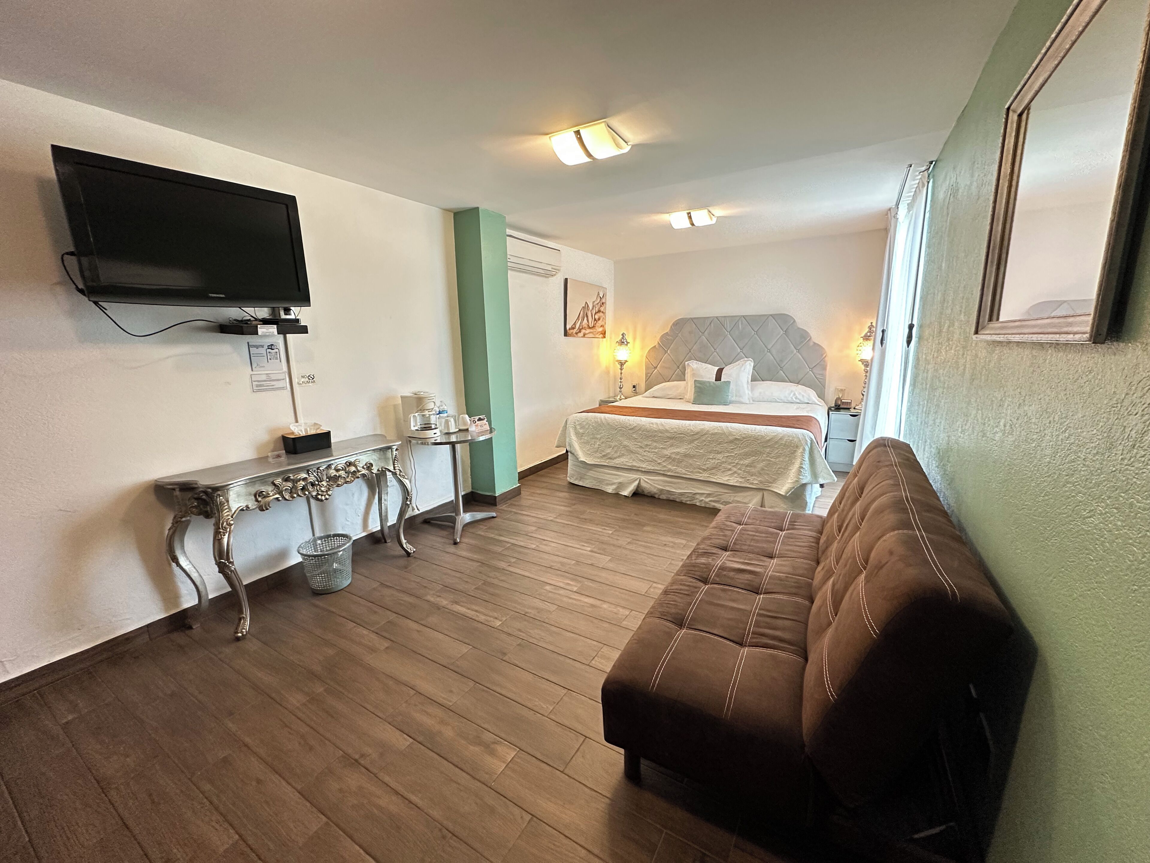 标准房, 1 张特大床 | 高档床上用品、羽绒被、加厚床垫、迷你吧