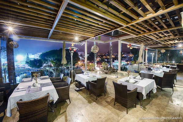 Petit déjeuner, déjeuner et dîner servis sur place, vue sur la piscine
