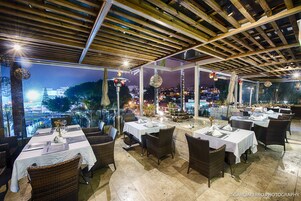 Se sirven desayunos y cocina internacional, con vista a la piscina 