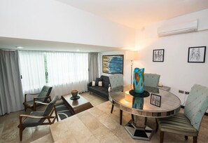 Grand Room | Living area | 32-inch plasma TV with satellite channels, TV, iPod dock - Colombe Hotel Boutique (Xalapa)