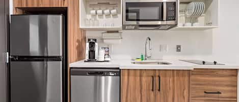 Full-sized fridge, microwave, stovetop, dishwasher