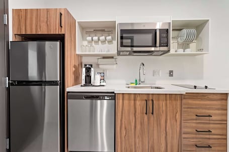 Full-size fridge, microwave, stovetop, dishwasher