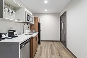 Full-size fridge, microwave, stovetop, dishwasher - Hawthorn Extended Stay by Wyndham Port Arthur (Port Arthur)