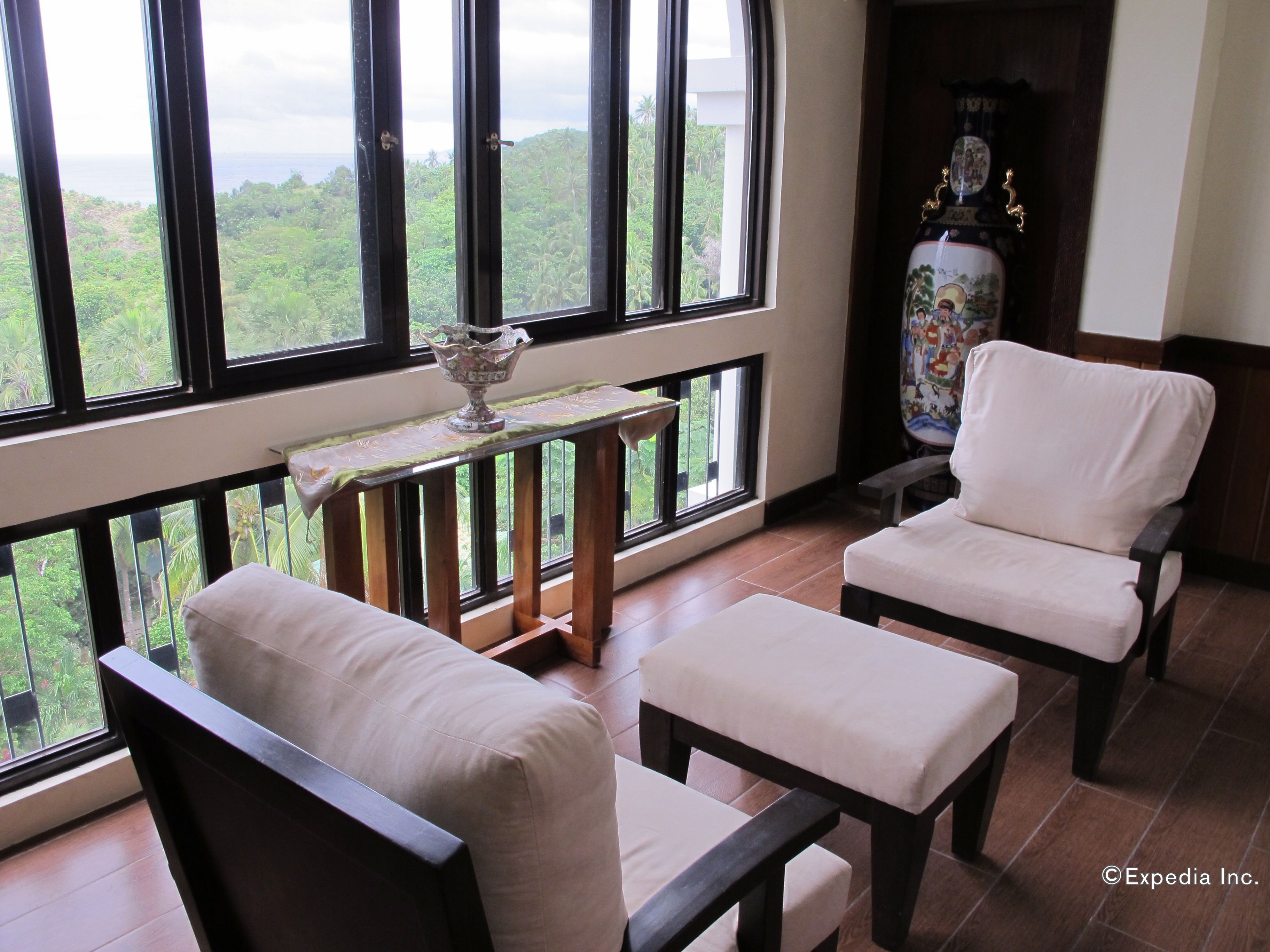 presidential suite, 1 king bed | living room | flat-screen tv