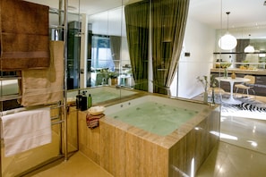 Private spa tub - Hepburn at Hepburn (Hepburn Springs)