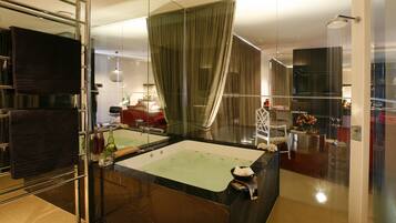 ラグジュアリー ヴィラ 1 ベッドルーム (Midweek) | バスルーム | 個別の浴槽とシャワー、ジェットバス、デザイナーバスアメニティ、ヘアドライヤー