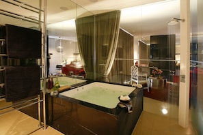 Hepburn Villa | Bathroom