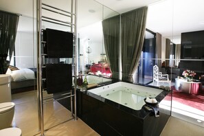 Separate bathtub and shower, jetted bath, designer toiletries - Hepburn at Hepburn (Hepburn Springs)