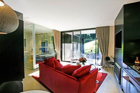 42-Zoll-Flachbildfernseher mit Satellitenempfang, Fernseher, Kamin