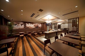 Tägliches Frühstücksbuffet gegen Gebühr
