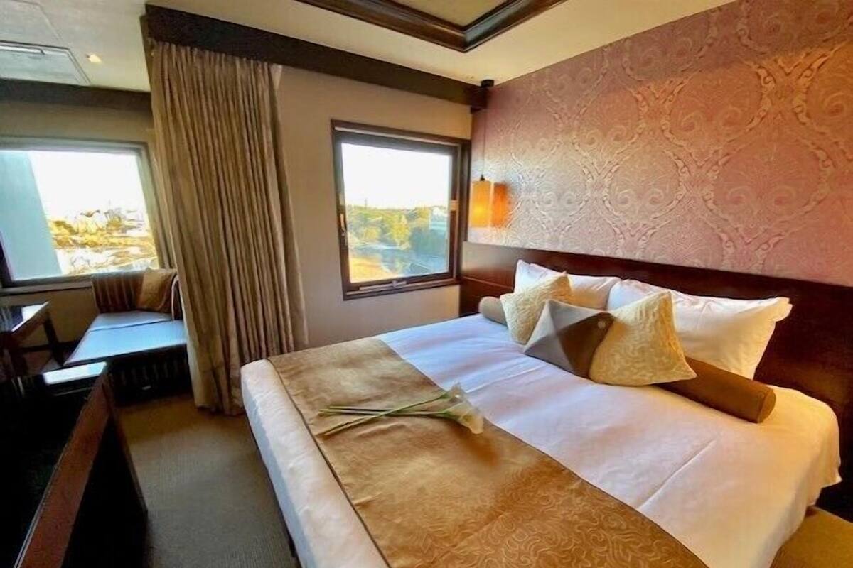 Habitación doble, vistas al parque (Suite) | Caja fuerte, escritorio, sistema de insonorización