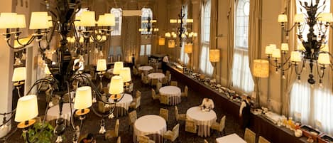 Middag serveres, franske retter