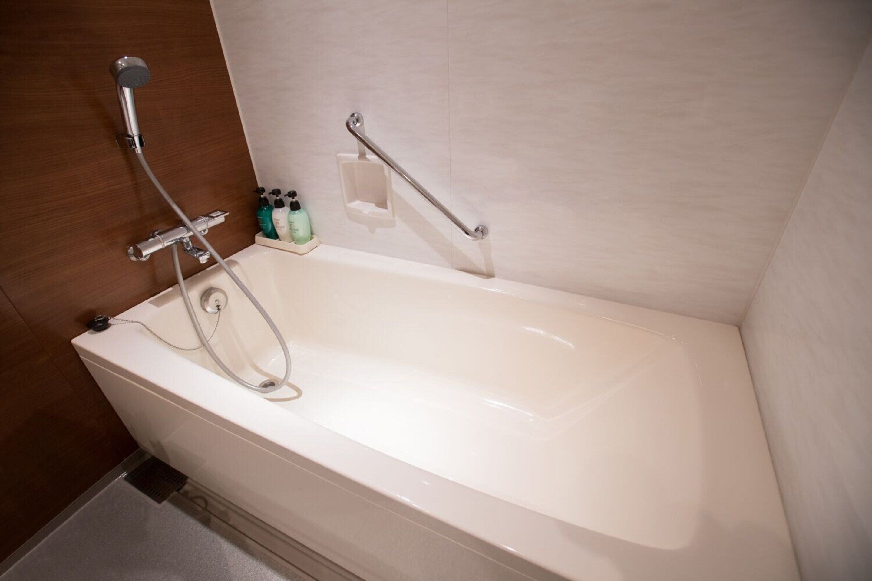 deluxe twin room (2 semi double beds) | bathroom | combined shower/bathtub, deep-soaking bathtub, free toiletries