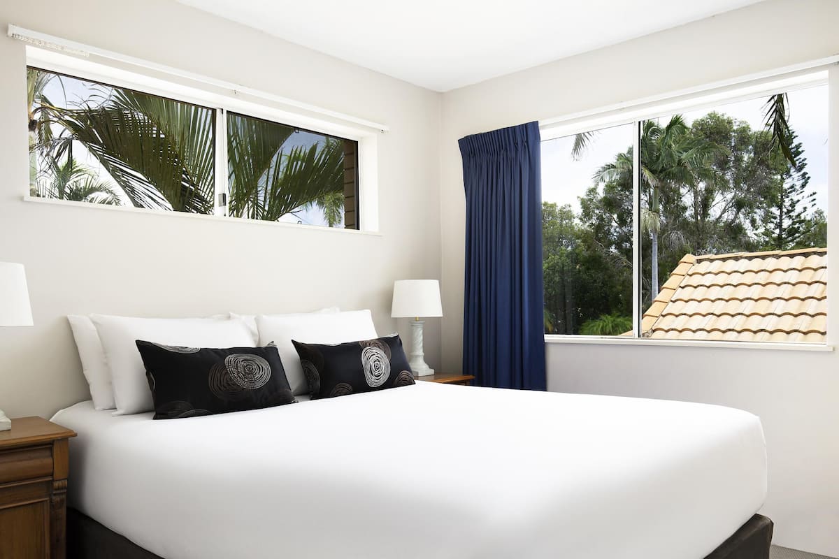 Fer et planche à repasser, lit de bébé (supplément), literie fournie