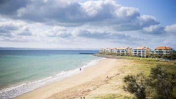 Una playa cerca, toallas de playa