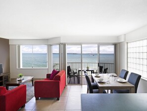 Iron/ironing board, cribs/infant beds, bed sheets