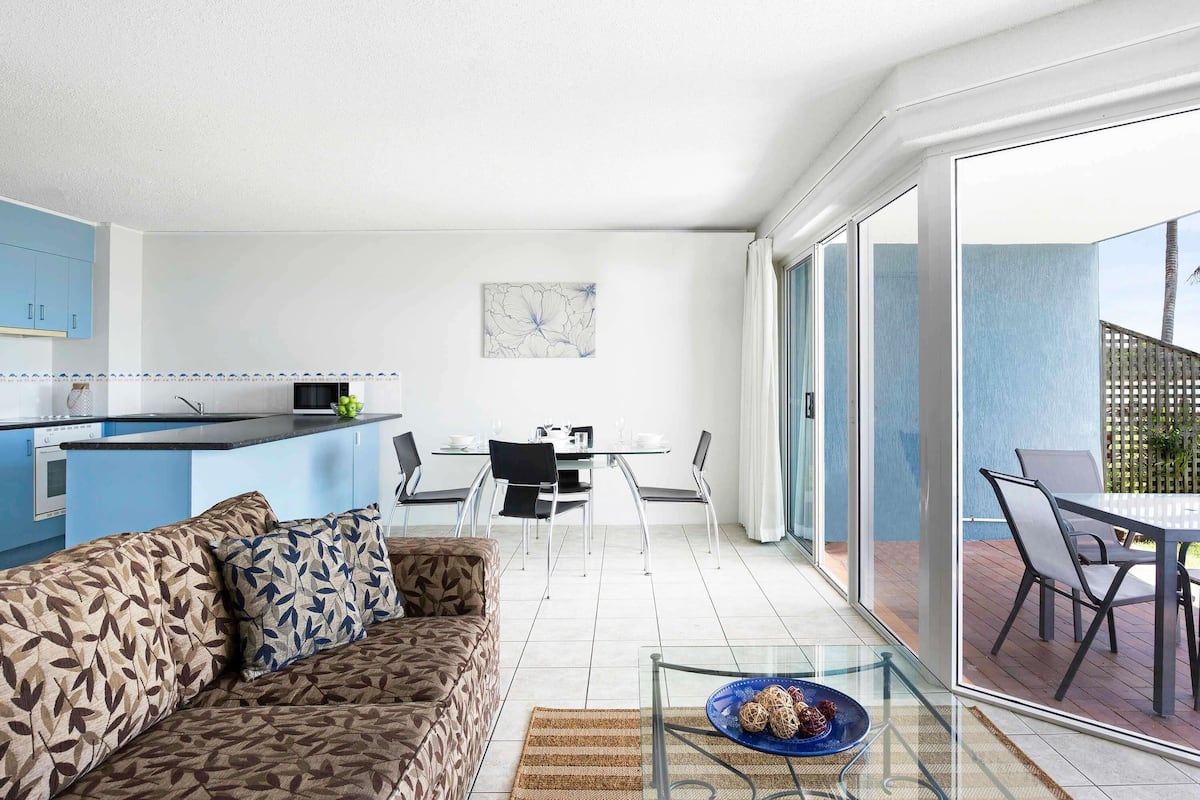 Fer et planche à repasser, lit de bébé (supplément), literie fournie