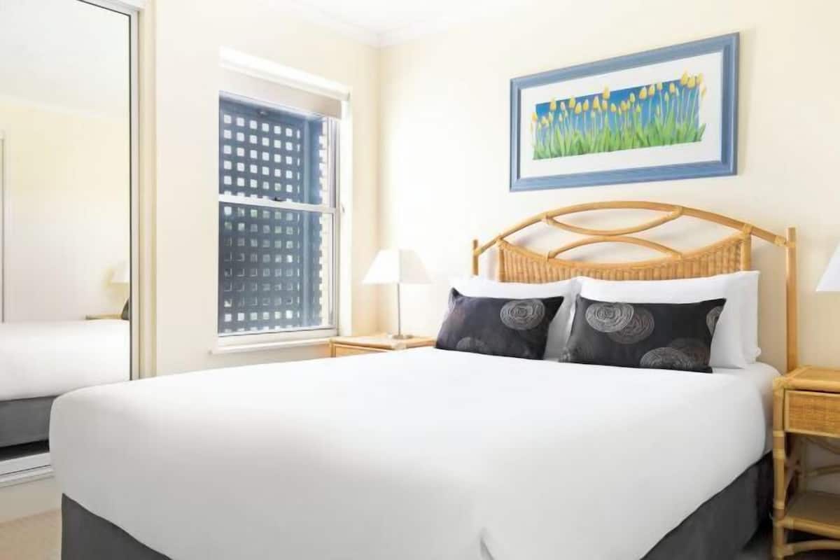 Iron/ironing board, cribs/infant beds, bed sheets