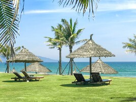 私家海滩、白沙、沙滩椅、海滩遮阳伞