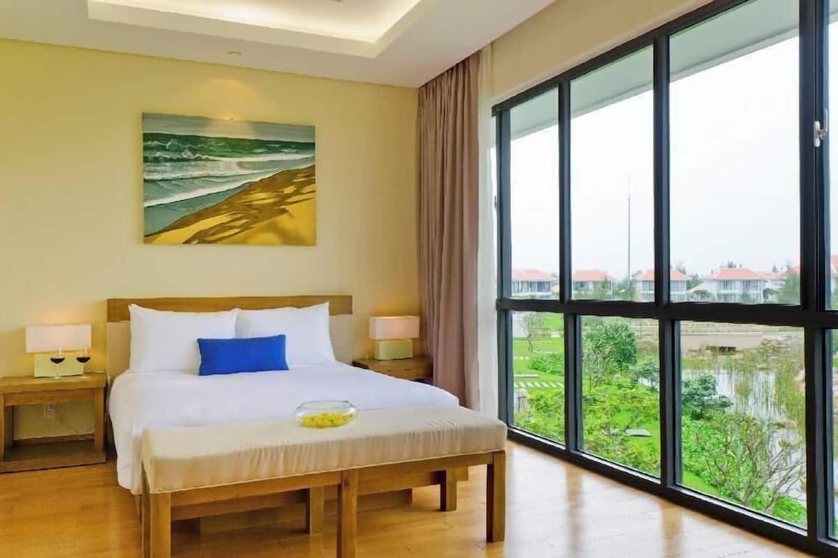 Minibar, caja de seguridad en la habitación y escritorio